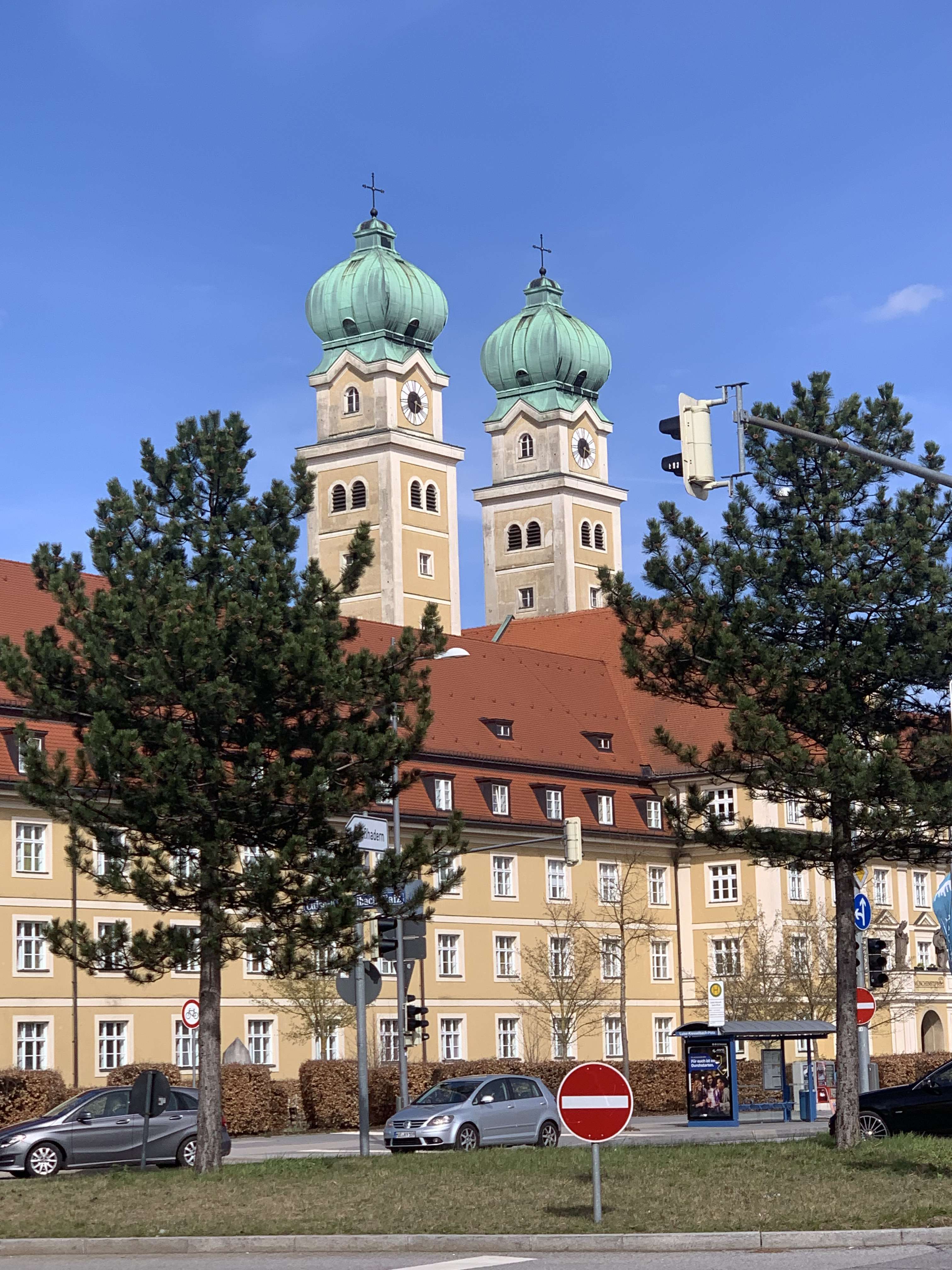 Toll geschnittene Wohnung, sanierungsbedürftig, München – Bild 1