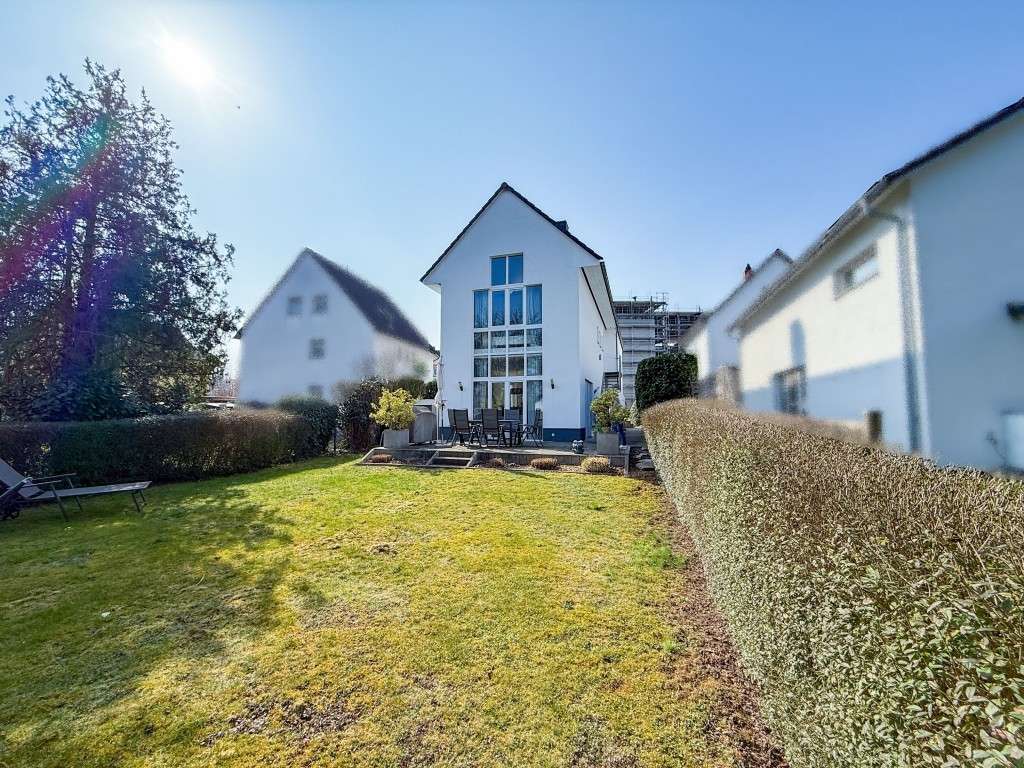 Immobilie in Eschborn - Freistehendes Einfamilienhaus mit Einliegerwohnung in Eschborn auf Erbpachtgrundstück! - Bild 0