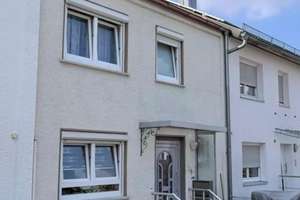 Familienfreundliches Reihenmittelhaus in Senden – renoviert, mit Garten, Balkon & Kachelofen – Die vollständige Adresse der Immobilie erhältst du vom Anbieter., 89250 Senden – Vorschaubild 1