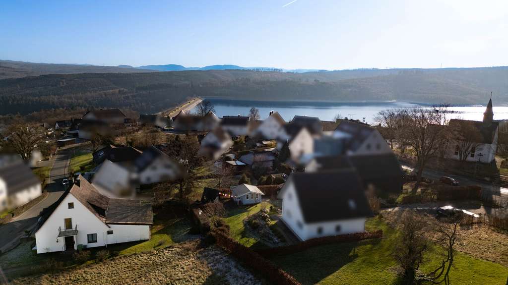 Immobilie in Sundern - Schnuckeliges Einfamilienhaus am Sorpesee sucht Handwerker - Bild 0