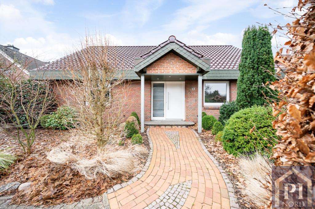 Immobilie in Westerrönfeld - Stilvoll modernisiertes Einfamilienhaus mit Doppelcarport und traumhaftem Garten - Bild 1