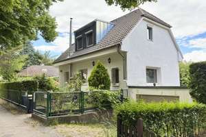 Freistehendes Einfamilienhaus mit Südterrasse und Garage in begehrter Wohnlage von Berlin-Mariendorf