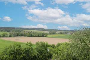 Eigenheim mit Garten, 2 Garagen und 2 Freistellplätzen in Feldrandlage! – Die vollständige Adresse der Immobilie erhältst du vom Anbieter., 84175 Gerzen – Vorschaubild 2