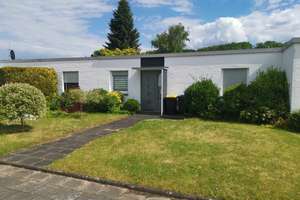 Renovierter Bungalow in ruhiger, unverbaubarer Grünlage mit separater Garage in Hausnähe