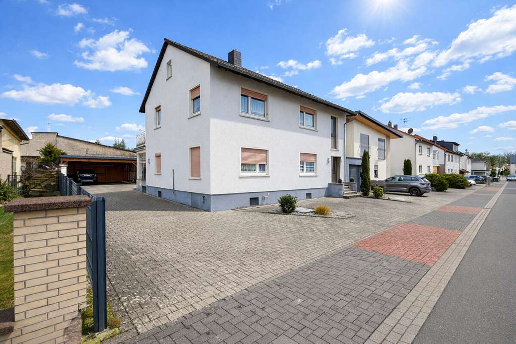 Immobilie in Schaafheim - Charmantes Zweifamilienhaus mit großem Garten und Entwicklungspotenzial - Bild 0