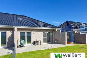 Familien aufgepasst! Wohnen auf 163 m² 
Erstbezug – KfW40 Bungalow mit ausgebautem Dachgeschoss und – Steinburg (Kreis) – Vorschaubild 1
