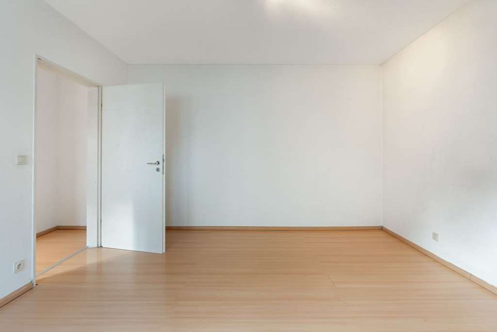 Immobilie in Mörfelden-Walldorf - Zentrumnah in Walldorf: Barrierearme 2-Zi.-Wohnung zum Selbstgestalten mit bester Verkehrsanbindung - Bild 4