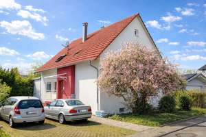 Attraktives Wohnhaus mit zwei getrennten Wohnungen, Garagen und herrlich großem, sonnigen Garten. – Die vollständige Adresse der Immobilie erhältst du vom Anbieter., 76476 Bischweier – Vorschaubild 1
