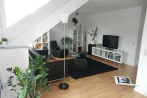 Schöne, helle 2,5 Zimmer DG-Wohnung  