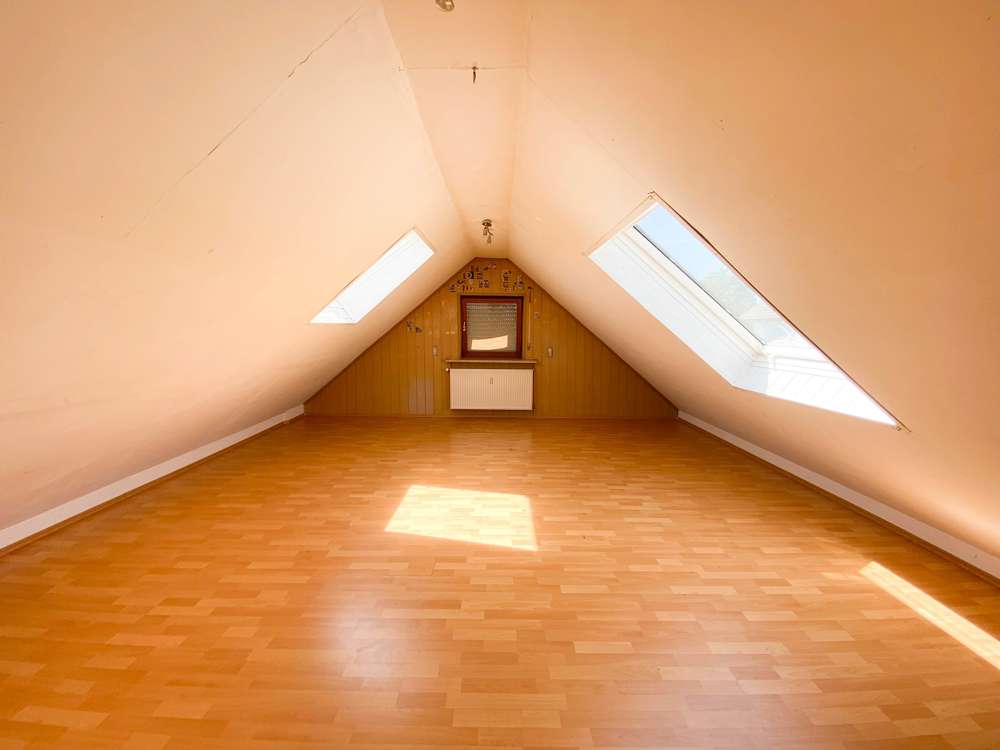 Immobilie in Itzgrund - Helle 3-Zimmer-Maisonettewohnung mit Balkon, Weitblick & Garage in gepflegtem Mehrfamilienhaus - Bild 7