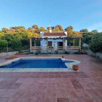 Rustikales Anwesen mit landwirtschaftlichen Geräten und Swimmingpool in Frigiliana zu verkaufen