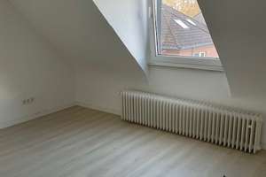 3 NKM frei bei Anmietung ! Schöne renovierte 3 Zimmer Dachgeschoss Wohnung in Duisburg zu vermieten