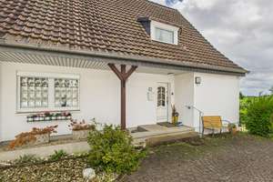 Gepflegtes Einfamilienhaus mit Garten, Garage und ruhiger Wohnlage – ideal für Familien – Die vollständige Adresse der Immobilie erhältst du vom Anbieter., 42659 Burg/Höhscheid, Solingen – Vorschaubild 2