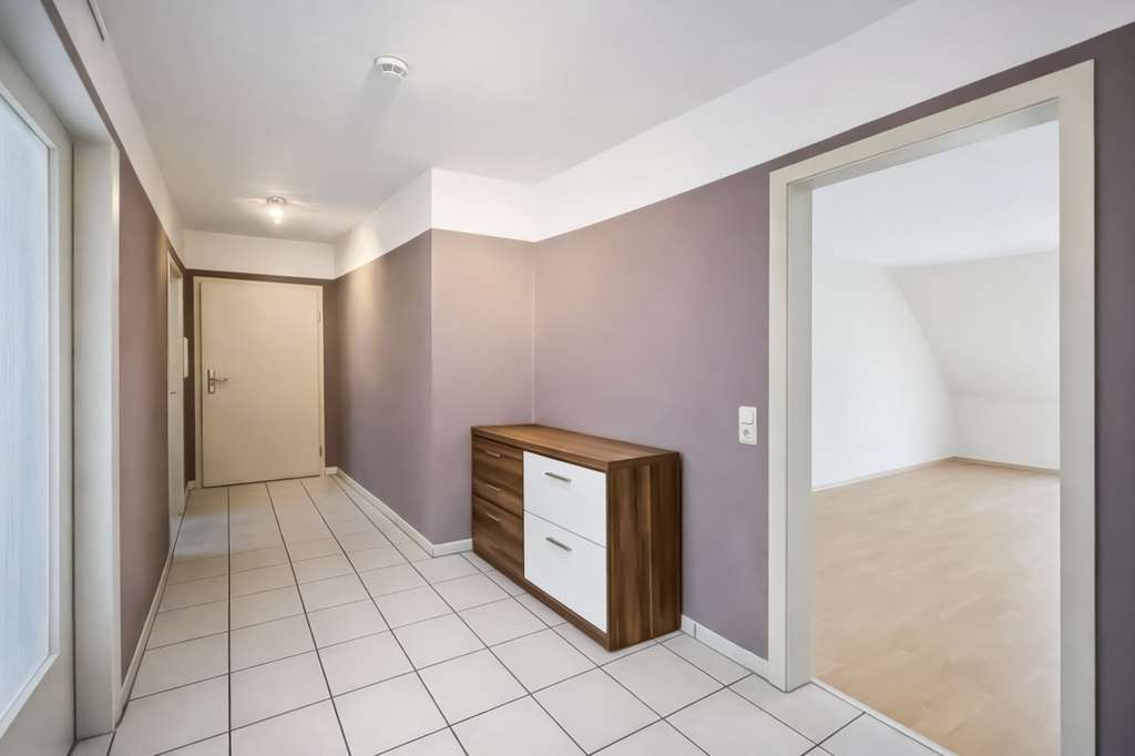 Immobilie in Veitshöchheim - Charmante Dachgeschosswohnung mit Balkon und zwei Stellplätzen - Bild 1