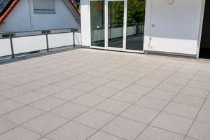 Lichtdurchflutete Dachterrassenwohnung in bester Lage – Hans-Grässel-Weg 13b, 81375 Neuhadern, München – Vorschaubild 1