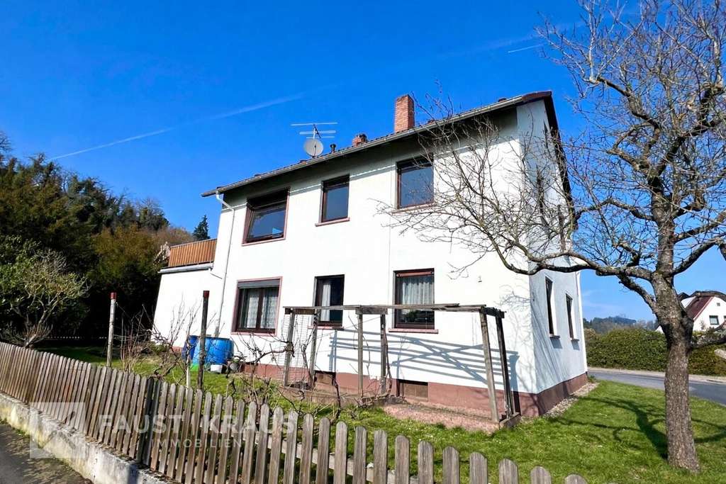 Immobilie in Obernburg am Main - Freistehendes Zweifamilienhaus mit Garten, Garage & Werkstatt in Obernburg - Bild 0