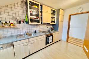 Gemütliche Dachgeschosswohnung mit Einbauküche! – Gibber Straße 31, 65203 Wiesbaden – Vorschaubild 4