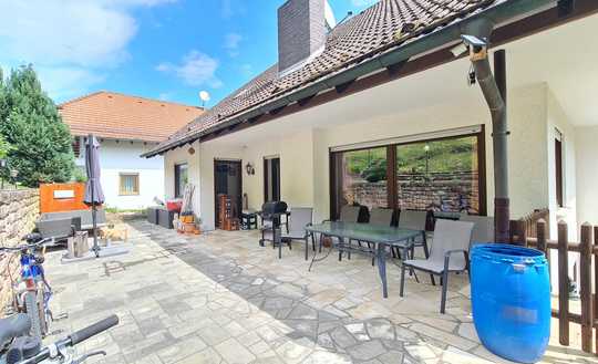 Sichere und solide Kapitalanlage ! Vierfamilienhaus in Lambrecht, Top modernisiert.