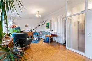 Dachgeschosswohnung mit großem Sonnenbalkon & Weitblick über Freiburg – ruhige Hinterhauslage
