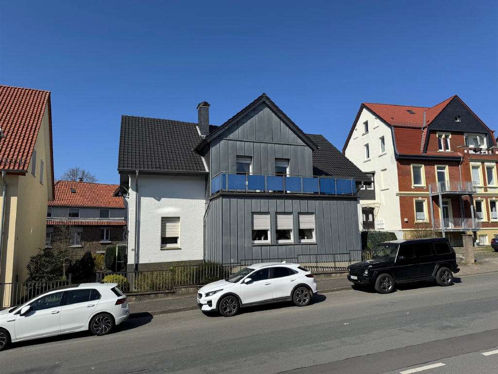 hier kann Ihr Kapital in Ruhe arbeiten...gepflegtes Dreifamilienhaus mit Nebengebäude, 6 Garag