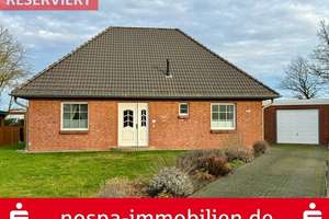 Reserviert: Gepflegter Bungalow mit massiver Garage und Terrasse im Zentralort Viöl – Die vollständige Adresse der Immobilie erhältst du vom Anbieter., 25884 Viöl – Vorschaubild 1