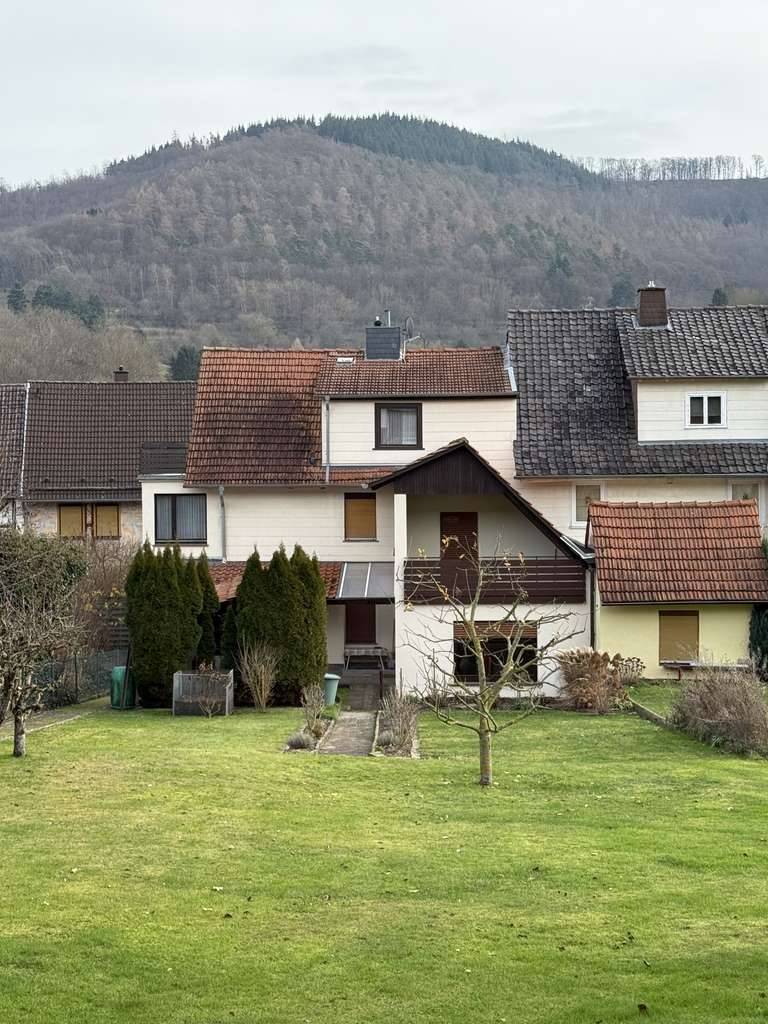 Immobilie in Witzenhausen - Frei! Gepflegtes 2-3 Parteienhaus mit Potential auf schönem Grundstück - Bild 2