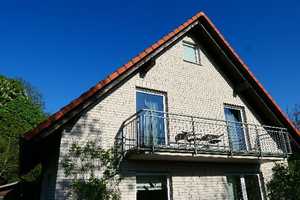 Ruhiges 2025 renoviertes freistehendes 4,5 Zi.-Haus mit neuer Luftwärmepumpe, Balkon und Garten! – Schaumburg (Kreis) – Vorschaubild 1