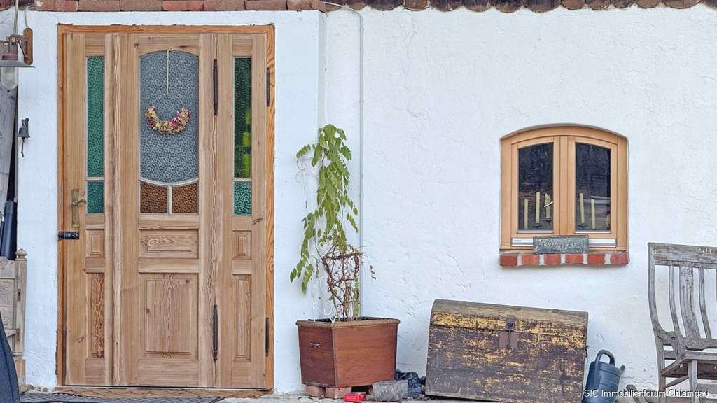 Immobilie in Tacherting - Charmantes Bauernhaus mit 2.950 m² Grund – PV-Anlage, neues Dach & Heizung, Sauna, Schwimmteich - Bild 3