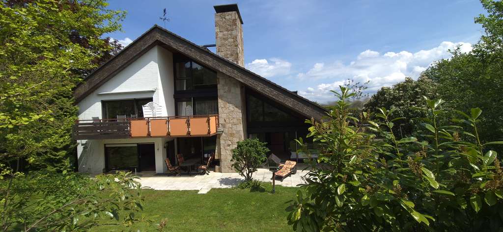 Immobilie in Höxter - Großzügiges Einfamilienhaus mit Indoor-Schwimmbad, Garten-Oase und Einlieger-Wohnung in Höxterstadt - Bild 0