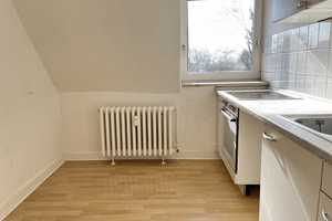 2-Zimmer Dachgeschosswohnung mit Wannenbad *WG-geeignet* – Lüderitzstraße 3, 24149 Kiel – Vorschaubild 2