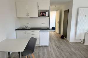 Erstbezug: 1-Zimmer Appartement für Studenten*innen im 3. OG mit Balkon in Augsburg-Hochfeld – Firnhaberstraße 20, 86159 Hochfeld, Augsburg – Vorschaubild 1