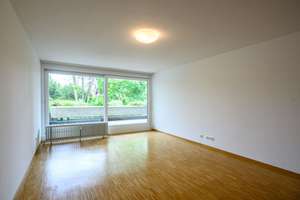 Vollständig modernisierte 2-Zimmer-Wohnung mit großzügigem Balkon und Blick ins Grüne