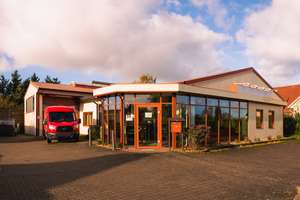 Moderne Gewerbeobjekt mit Büroeinheit, beheizbarem Werkstattgebäude, 3Lagerhallen sowie Wohngebäude