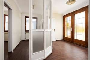 Charaktervolles Mehrparteienhaus mit Modernisierungspotenzial in zentraler Stadtlage von Delmenhorst – Die vollständige Adresse der Immobilie erhältst du vom Anbieter., 27749 Südliche Stadtmitte, Delmenhorst – Vorschaubild 3
