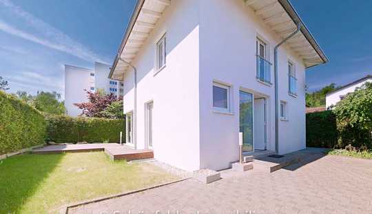 Bild von Elegante Stadtvilla mit offenem hellen Grundrisskonzept