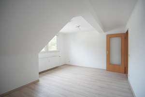 ~  Tolle Dachgeschosswohnung mit neuem Bad + Laminat + ruhig aber zentral ~ – Niebuhrstraße 78, 47138 Obermeiderich, Duisburg – Vorschaubild 2