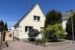 freistehendes Einfamilienhaus mit Garage & Parkplatz
