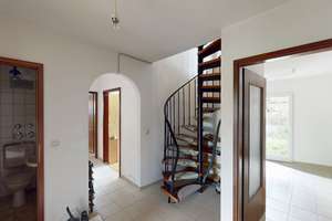 Wohnen auf zwei Ebenen
5-Zimmer-Maisonette-Wohnung mit Balkon und zwei Tiefgaragenstellplätzen – Die vollständige Adresse der Immobilie erhältst du vom Anbieter., 76139 Hagsfeld, Karlsruhe – Vorschaubild 4