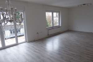 SOFORT BEZIEHBAR - Große 2 1/2 Zimmerwohnung, Einbauküche, Balkon, 1 PKW-Stellplatz im Freien