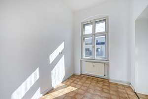 Mit Balkon in Friedrichshain: *Sonnige* BEZUGSFREIE 2-Zimmer-Gründerzeit-Wohnung + PROVISIONSFREI – Eckertstraße 17, 10249 Friedrichshain, Berlin – Vorschaubild 1