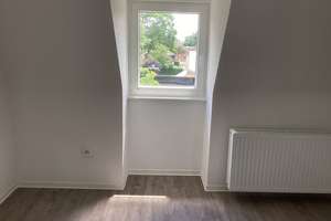 Geräumige 3-Zimmer-Wohnung im Dachgeschoss mit Einbauküche – Narzissenweg 8, 37081 Weststadt, Göttingen – Vorschaubild 4