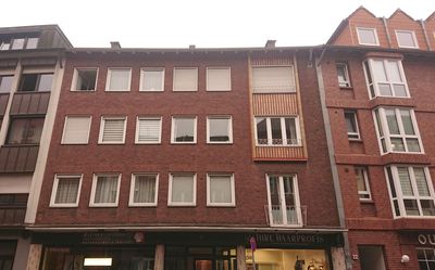 Teilrenovierte, zentrale 2-Zimmer-Wohnung mit Balkon!