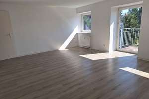 lichtdurchflutete 2 Raumwohnung mit Balkon im Dachgeschoss - großer Gemeinschaftsgarten inklusive – 9232 Hartmannsdorf – Vorschaubild 3