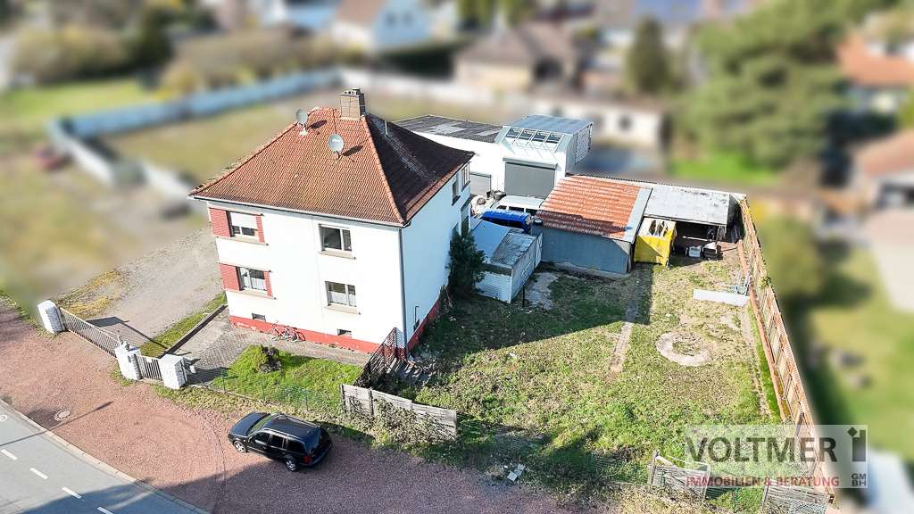 Immobilie in Kirkel - GROSSFLÄCHIG - Zweifamilienhaus mit diversen Garagen und potenziellem Bauland in Kirkel-Limbach! - Bild 2