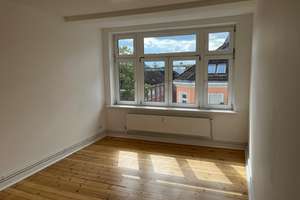 Großzügige 3-Zimmer Wohnung mit geräumiger Wohn, in direkter Nähe zum Dreiecksplatz und Kleinen Kiel – Legienstraße  28, 24103 Damperhof, Kiel – Vorschaubild 1