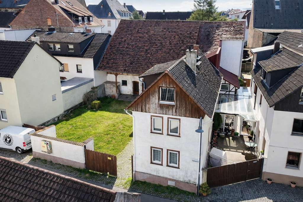 Immobilie in Butzbach - Charmantes Einfamilienhaus mit Scheune und großem Hof in zentraler Lage von Butzbach - Bild 0