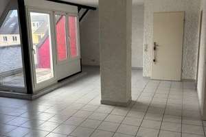 Teilmodernisierte 3-Zimmer-Maisonette-Dachgeschoßwohnung mit Balkon in Köln-Buchheim