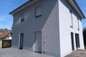 Energie-effizient, neuwertig und bezugsfertig: Toskanahaus in Burglengenfeld – Die vollständige Adresse der Immobilie erhältst du vom Anbieter., 93133 Burglengenfeld – Vorschaubild 1