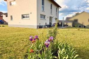 Repräsentatives Wohnen – Exklusives Einfamilienhaus in massiver Bauweise mit PV-Anlage – Die vollständige Adresse der Immobilie erhältst du vom Anbieter., 91481 Münchsteinach – Vorschaubild 5