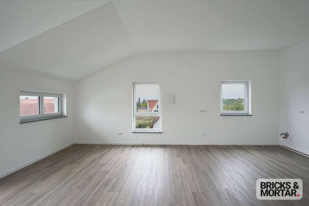 Immobilie in Deiningen - Erstbezug der sonnendurchfluteten 4,5 Zimmerwohnung im Dachgeschoss - Bild 2